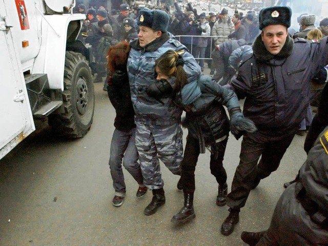 Die russische Polizei nahm am Sonntag Regierungsgegner fest.   | Foto: dpa
