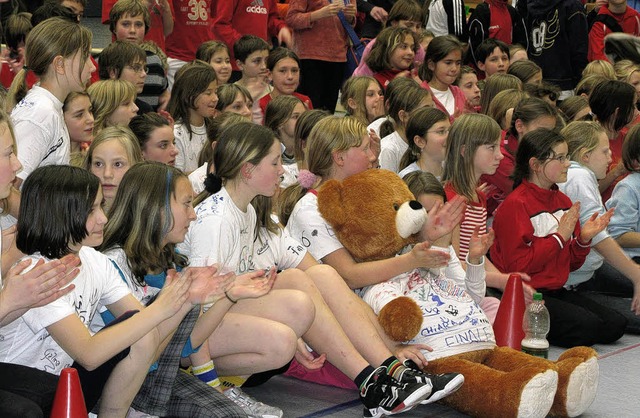 Fr gelungene Aktionen gab es beim Sportspieltag des Gymnasiums  viel Beifall.  | Foto: Monika beha