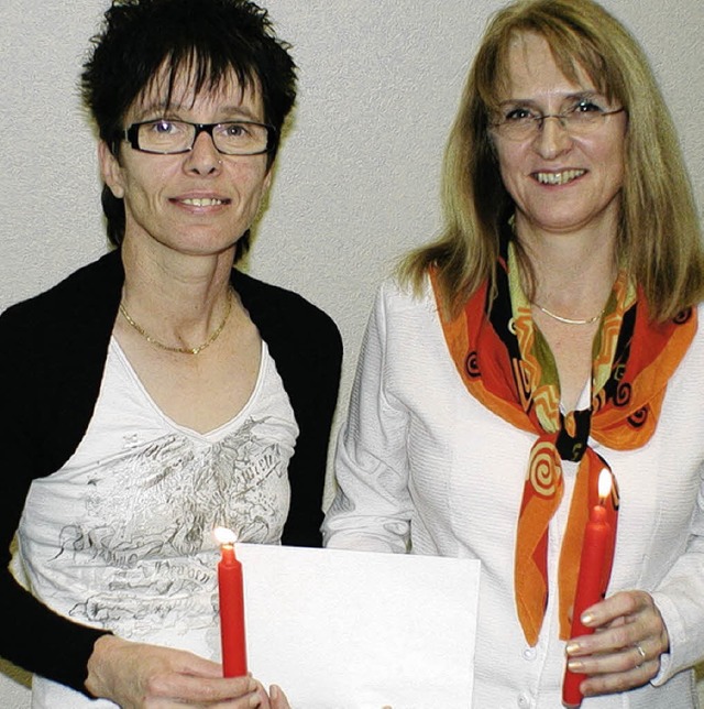 Regina Matt  (rechts) bergab Lisa Volkart einen Spendenscheck von 500 Euro.  | Foto: Hans-Walter Mark