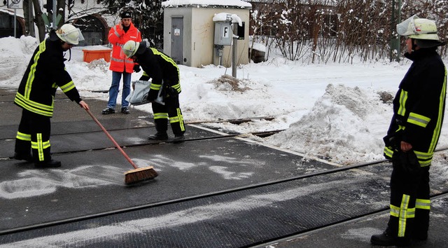 Die  Feuerwehr bindet als schnelle Eingreiftruppe l.   | Foto: Spiegelhalter