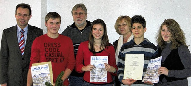 Das Team der Amacka News freut sich  ...r (links) berreichte Auszeichnung.     | Foto: Privat