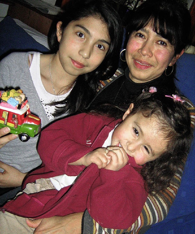 Nelida Varon Castro mit ihren Tchtern Silvana (11) und Johanna (3).  | Foto: anne freyer