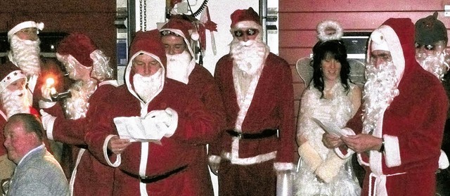 Als Weihnachtsmnner und Engel verklei...oriansjnger ihre Freunde in Trebbin.   | Foto: privat