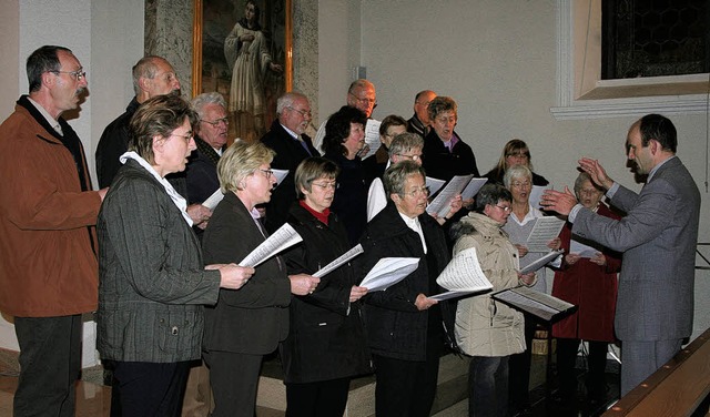 Dieter Hilpert und der Chor der Pfarrg...hmidt, Anja Wolf und Kim Schillinger.   | Foto: Cremer