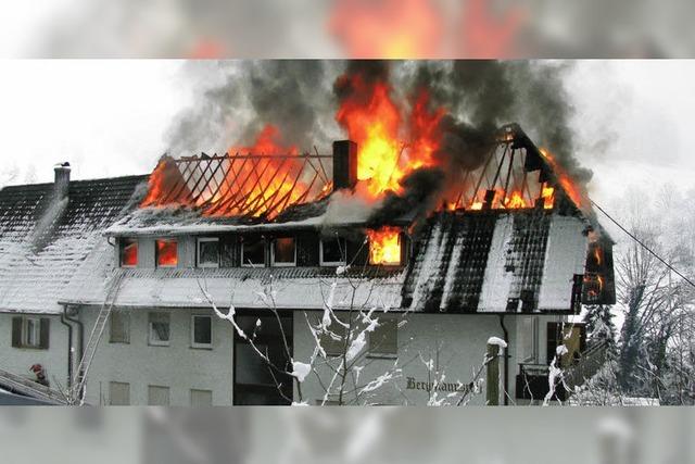 Feuer in Wohnung verletzt Rentnerin