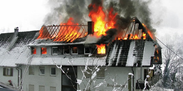 Beim Eintreffen der Feuerwehr stand de... im Ortsteil Mulden in hellen Flammen.  | Foto: Manfred Lange
