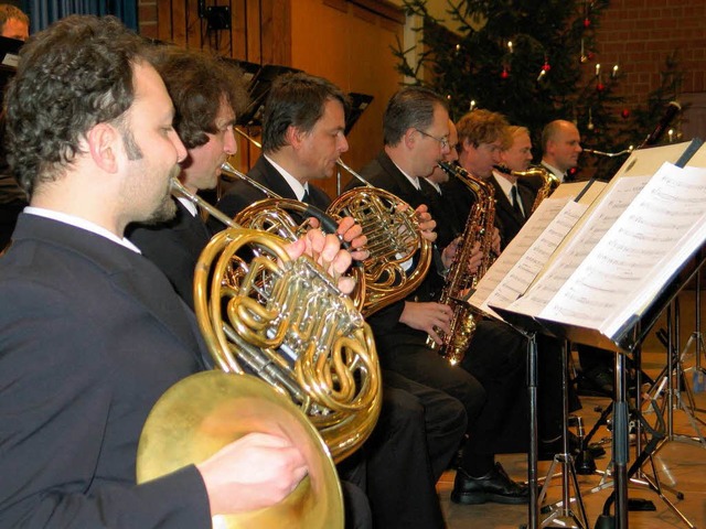 Das Bundespolizeiorchester bei seinem Auftritt in Bad Bellingen  | Foto: Jutta Schtz