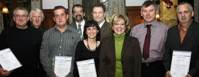 6 Mitarbeiter der Firma Bury Sanitr H...en den Jubilaren ihre Anerkennung aus.  | Foto: Elisabeth Jakob-Klblin