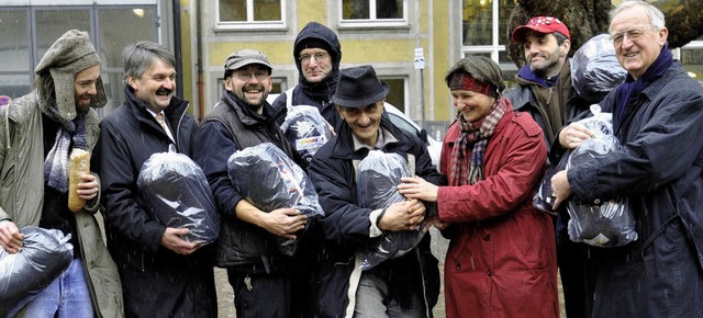 Warme Schlafscke fr Obdachlose: Manf...ergeben die Spende von Pro Caritate.    | Foto: ingo schneider