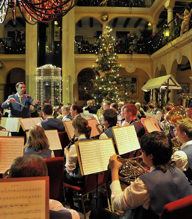 Festliches Ambiente bot  die Lobby des...luz fr das Konzert der Musikkapelle.   | Foto: Bernhard REin