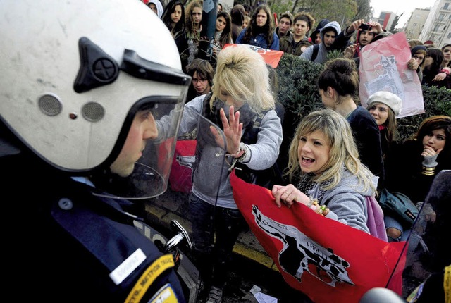 Auch gestern demonstrierten wieder Schler in Athen.  | Foto: dpa