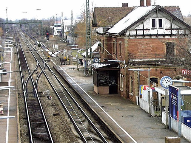 Einen Orschweierer Bahnhof  ohne  Zge...llen   am besten raus an die Autobahn.  | Foto: Werner Bader