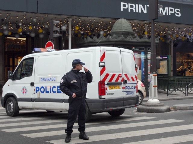 Die Polizei sichert das Kaufhaus &#8222;Printemps&#8220; in Paris.  | Foto: AFP