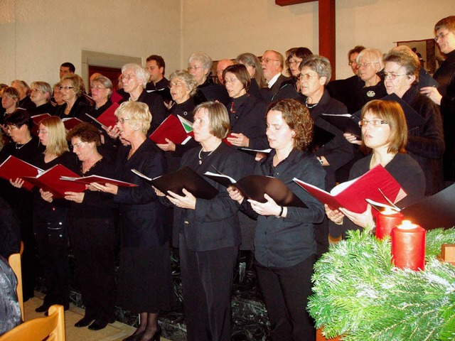 Mit eindrucksvollem Stimmvolumen gesta...e Advents- und Weihnachtsliedersingen.  | Foto: Martha Weishaar