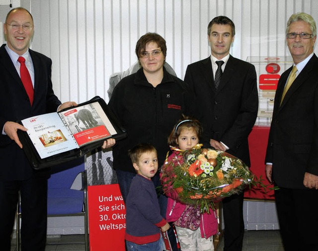 Freude ber den Hauptpreis (von links)...e Marktbereichsleiter Eberhard Hummel.  | Foto: Christiane Seifried