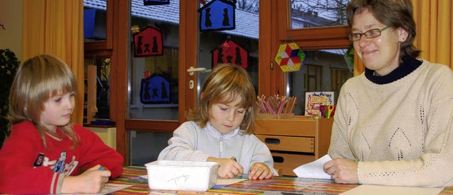 Kindergartenleiterin Elisabeth Bohn mit zwei ihrer Schtzlinge    | Foto: Heike Loesener