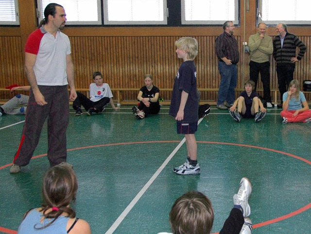 Gut, wenn man nicht hilflos ist: Sven ...ksame Techniken zur Selbstbehauptung.   | Foto: horst a. boess