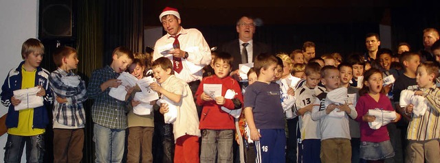 Die F-Jugend sang gemeinsam mit Uwe Kr...d ihrem Trainerstab Weihnachtslieder.   | Foto: Monika Weber