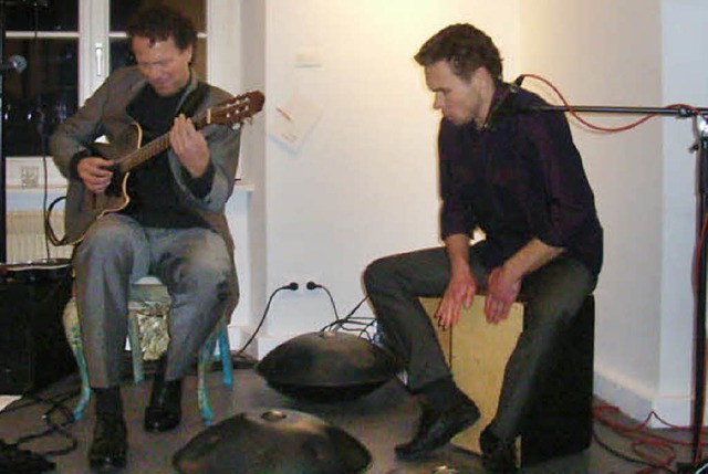 Hang und Gitarre: Tilo Wachter (rechts...Hang und Gernot Rdder an der Gitarre   | Foto: Johanna Hgg