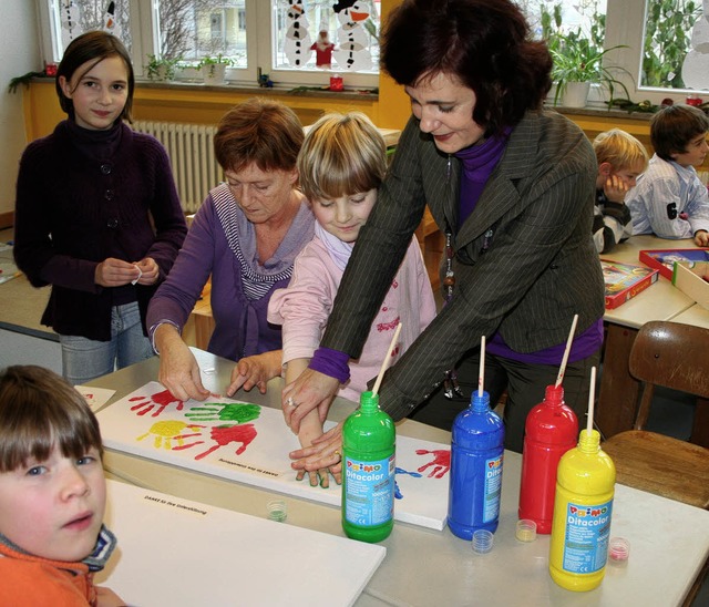 <Bildtext>Regina Gtz hilft den Kinder...ie Sponsoren herzustellen.</Bildtext>   | Foto: reinhard cremer
