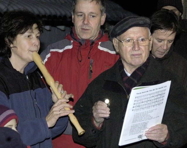 Andchtige Stimmung herrschte  bei der...ntsfensteraktion an der Villa Eckert.   | Foto: axel oehler