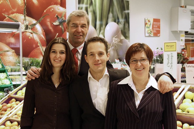 Stephanie, Dieter, Mike und Erika Schn...des neuen Rewe-Marktes in Schallstadt   | Foto: Faller