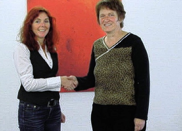 Marika Essig (links) von der Firma  Sc...ukolere Wamu bei der Spendenbergabe    | Foto: privat