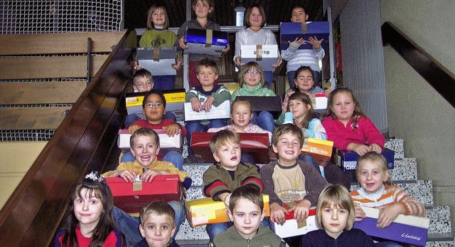 115 Pckchen voll mit Weihnachtsfreude...r  bedrftige Straenkinder in Kiew.   | Foto: Schule