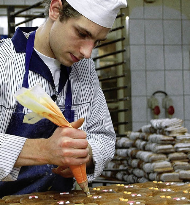 Das Tpfelchen auf dem Lebkuchen: Jol Habsiger verziert.   | Foto: Nckles