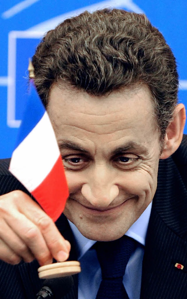 Sarkozy spielt ein bisschen mit seiner Flagge.  | Foto: afp
