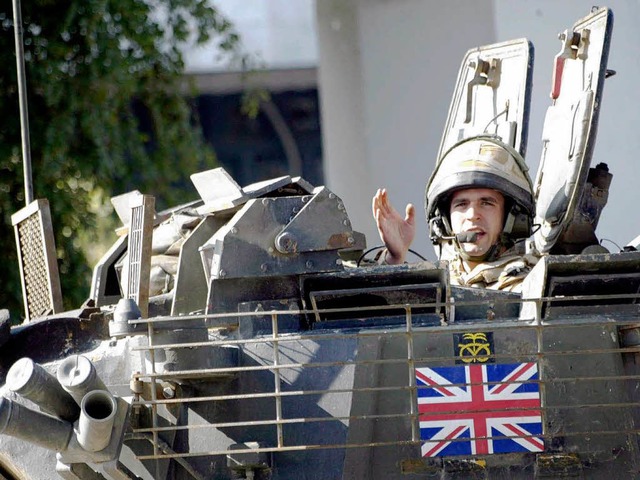 Ein britischer Soldat bei einer Kontrolle in Basra, Irak.   | Foto: dpa