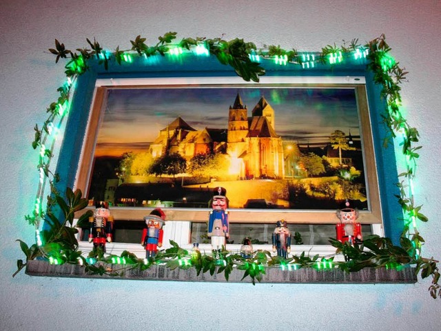 Die Adventsfenster - wie hier in der F...unden der Besinnung und Vorfreude ein.  | Foto: Bianka Pscheidl