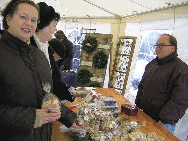 Auf reges Interesse stie das Angebot auf dem Weihnachtsmarkt in Wittnau.   | Foto: Otto Selb