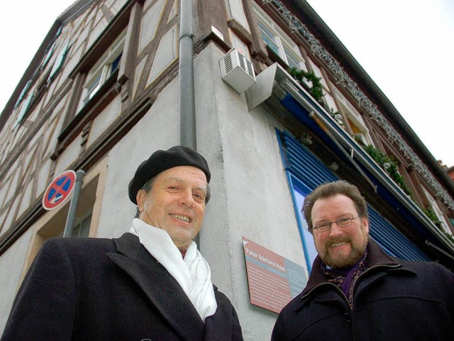 Bernhard Klr (links) hat Leben und We...e die entsprechende Hinweistafel vor.   | Foto: rab