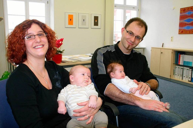 Stephan und Heike Wrger mit ihren Zwi...ielten das Begrungspaket persnlich.  | Foto: Marlies Jung-Knoblich