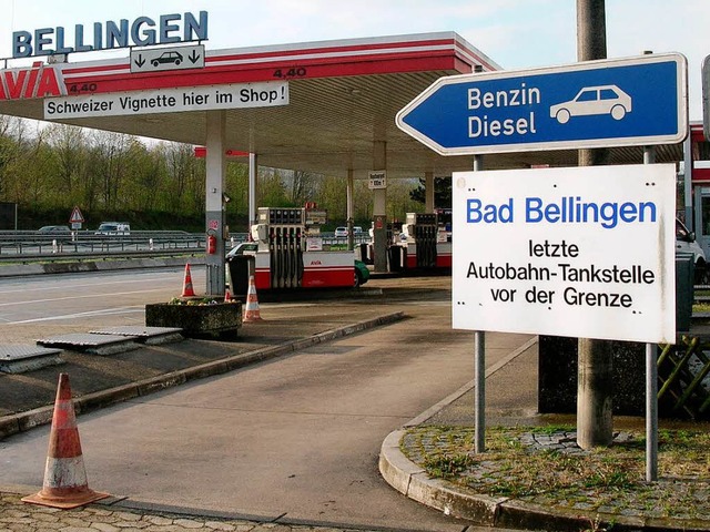 Die Tankstelle bleibt unverndert, die...llingen wird von Januar an neu gebaut.  | Foto: Bernd Michaelis