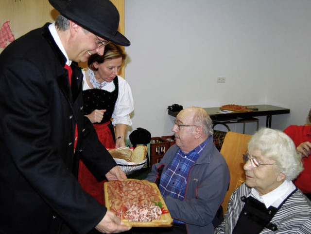Auch eine Kostprobe wurde den Senioren prsentiert.   | Foto: Folkerts