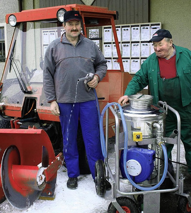 Martin Lang (links) und Johann Vogelbacher prsentieren ihre neuen Erfindungen.   | Foto: Khnemund