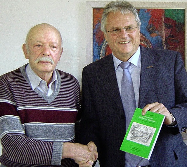 <Bildtext>Siegfried Wiggert (links) un...eschichte aus Gschweiler.</Bildtext>   | Foto: Heidrun Simoneit