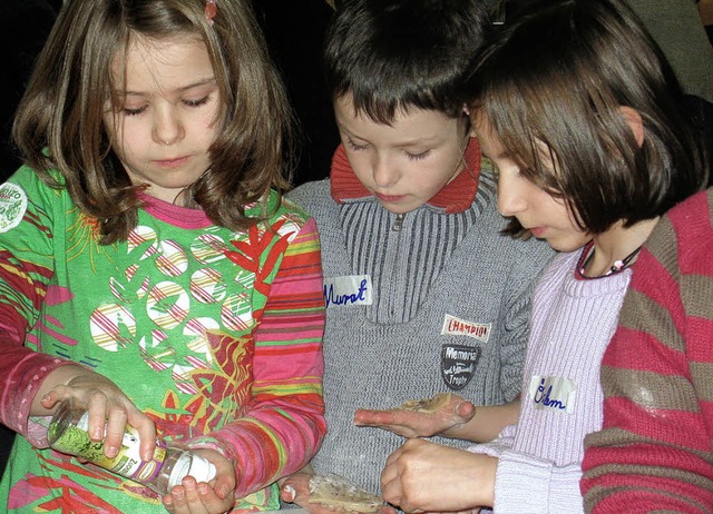 Gemeinsam basteln   und singen deutsch...he Schler und sie backen Pltzchen.    | Foto: BZ