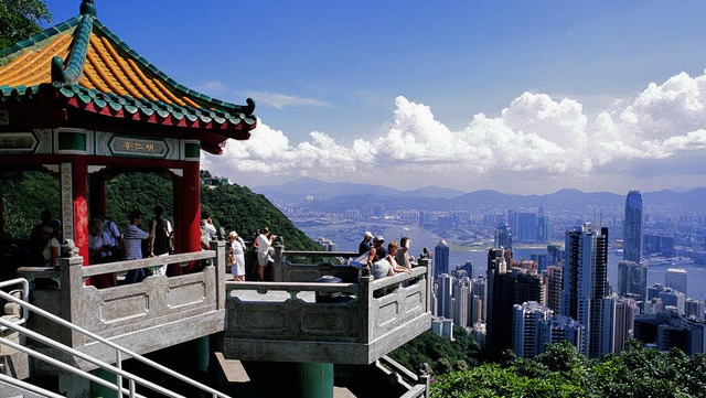 Gipfelstrmer: Der Victoria Peak biete... Blick auf die Skyline von Hongkong.    | Foto: stephan brnjes