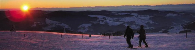 Auf Schneeschuhen dem Sonnenuntergang ... der Fackelwanderung auf dem Belchen.   | Foto: pr