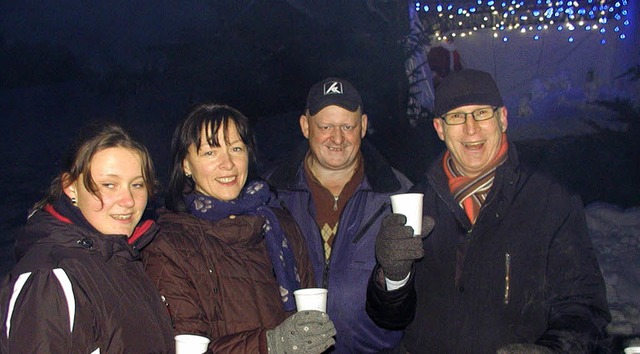 In den Weihnachtshtten am Hof von Wer...  an Leukmie erkrankten Mann zugute.   | Foto:  WOLFGANG ADAM