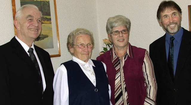 Pfarrer Johann Schfer verabschiedete ... sich den Dankesworten an (von links).  | Foto: IEA