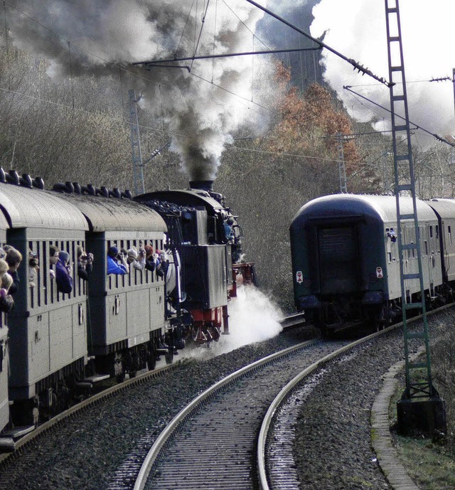Die  Parallelfahrt zweier Dampfzge k...220; auf der Schwarzwaldbahn erleben.   | Foto: PR