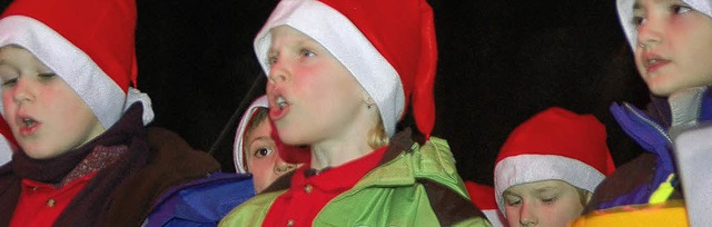 Kinder des Talschulchors sangen vor dem Film weihnachtliche Lieder.  | Foto: Jrn Kerckhoff