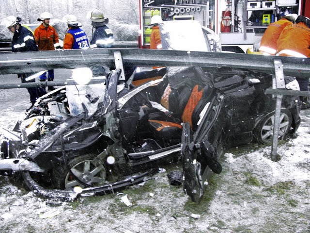 Schwer verletzt wurde der Fahrer dieses Autos auf der A 5.   | Foto: Polizei