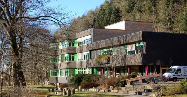 Die Sanierung des Schulhauses kostet die Gemeinde Buchenbach richtig viel Geld.   | Foto: karlheinmz scherfling