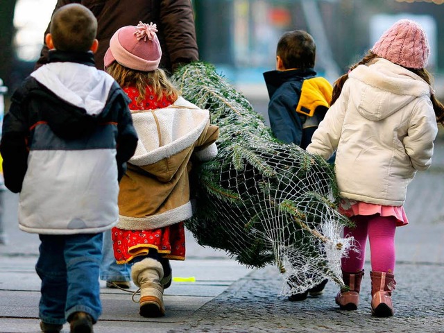 Der Fang wird im Netz nach Hause transportiert.  | Foto: dpa