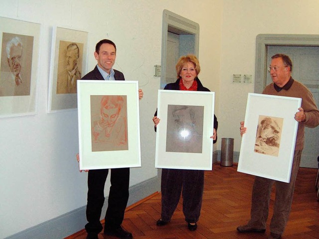 Brgermeister Multner, Gisela Strbe u... mit Burte-Bildern im Rathaus Maulburg  | Foto: Ingrid Jennert